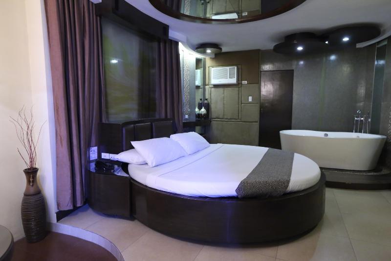 Victoria Court Suites Pasig Exterior photo