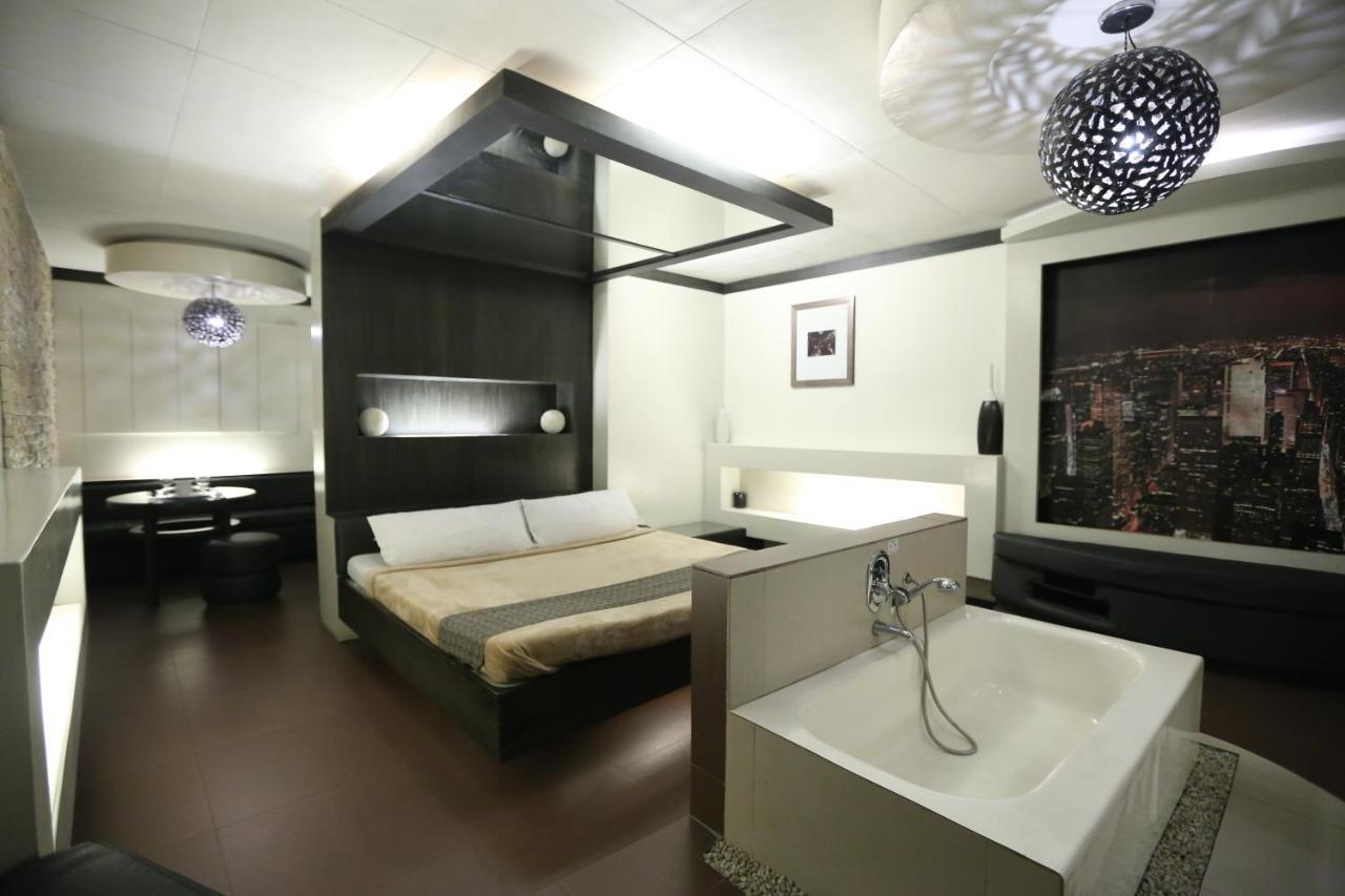 Victoria Court Suites Pasig Exterior photo